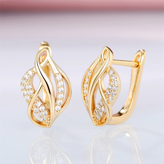 Strahlende elegante Goldohrringe mit Glanz