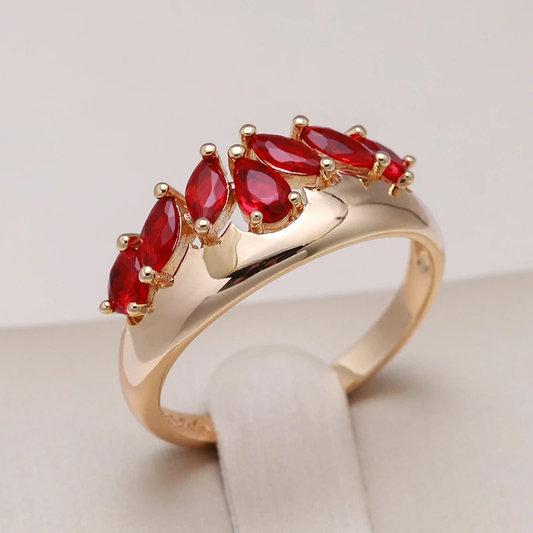 Schimmernder Ring mit eleganten roten Kristallen