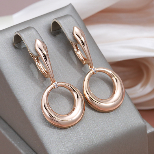 Strahlende elegante Goldohrringe für einen Hauch von Glamour