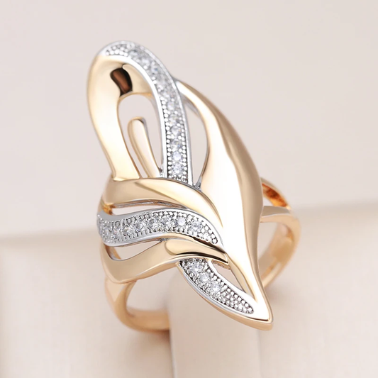 Schicker Goldring mit filigranen Spitzenakzenten