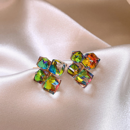 Elegante Goldohrringe mit funkelnden, mehrfarbigen Zirkoniasteinen