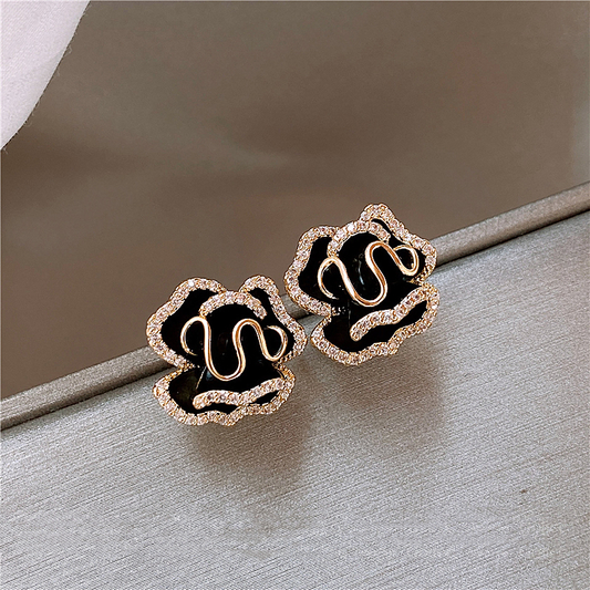 Exquisite goldene Lotus-Ohrringe in elegantem Schwarz
