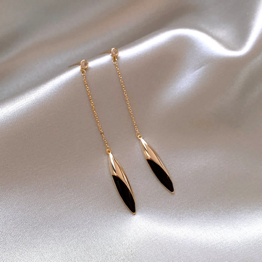 Elegante goldene Ohrringe in tiefem Dunkelton