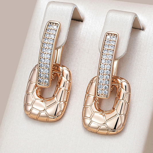 Strahlend elegante goldene Schuppen-Ohrringe