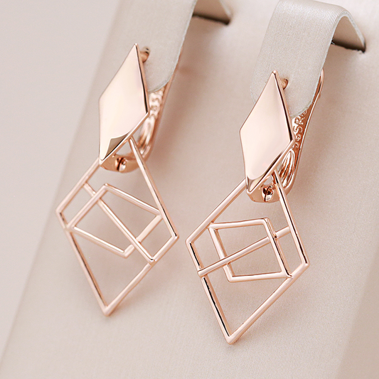 Stilvolle geometrische Ohrringe im eleganten Gold-Design