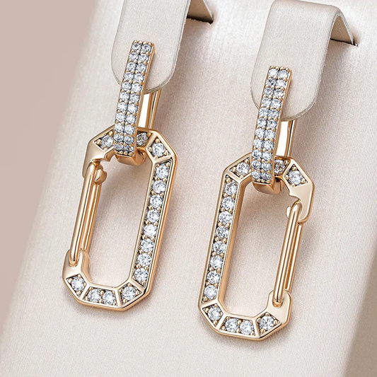 Strahlende, elegante Ohrringe mit luxuriösen goldenen Akzenten