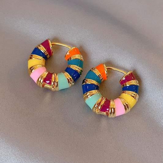 Stylische Ohrringe mit buntem Emaille-Design