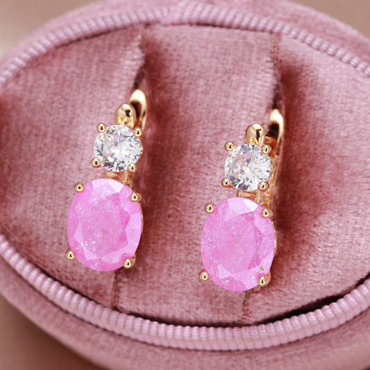 Wunderschöne goldene Ohrringe mit funkelndem rosa Zirkonia