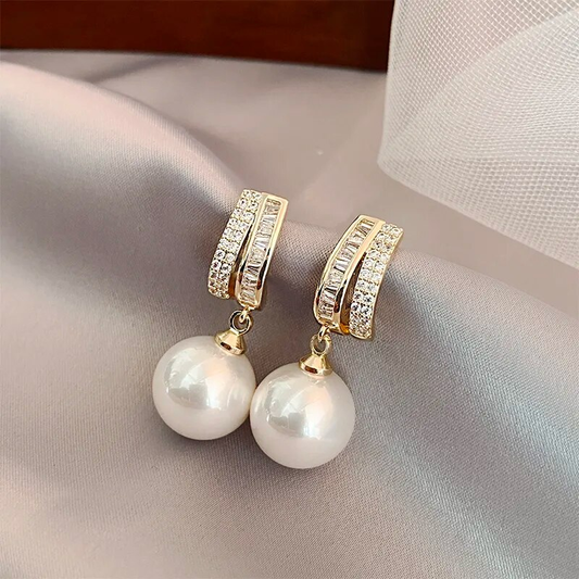 Elegante, glänzende Ohrringe mit edlen Perlen