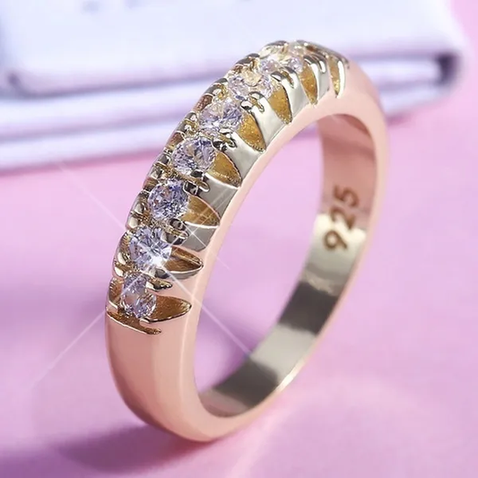 Stilvoller Ring mit funkelnden Zirkoniumdioxid-Elementen