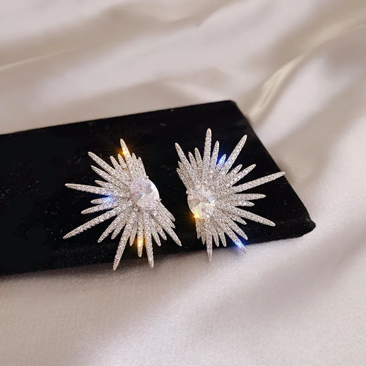 Schimmernde, luxuriöse Ohrringe mit flauschigem Touch