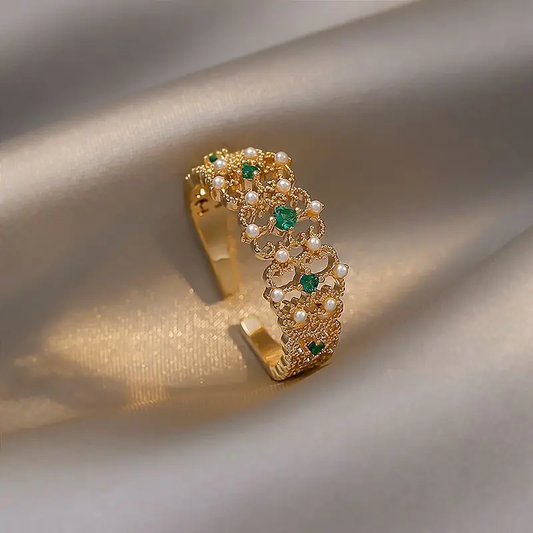Stylischer Ring mit edlen Perlen und strahlenden grünen Zirkonen