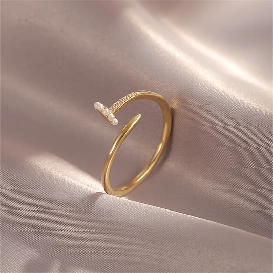 Stylischer offener Ring mit strahlenden Perlen