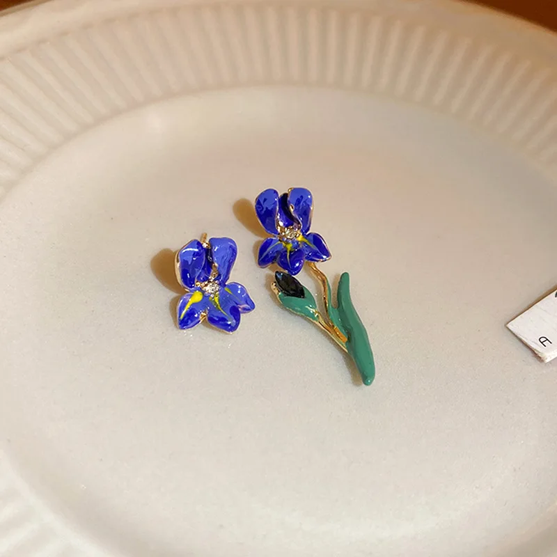 Elegante Ohrringe mit blauen Blumenakzenten