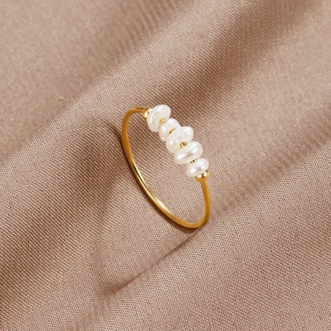 Eleganter vergoldeter Ring mit edlen Perlen