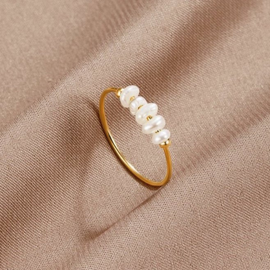 Eleganter vergoldeter Ring mit edlen Perlen