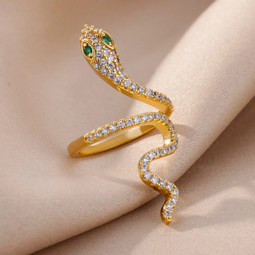 Funkelnder Ring mit grüner Zirkonia in Schlangenform