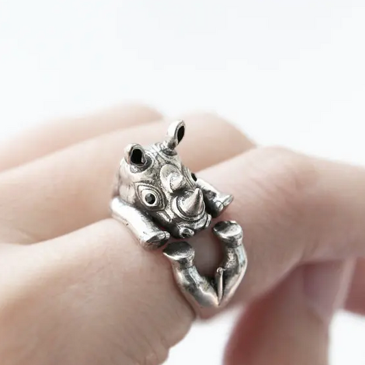 Eleganter Silberring mit Nashornmotiv