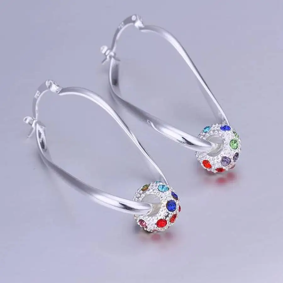 Bunte Kugelhohrringe in strahlendem Silber