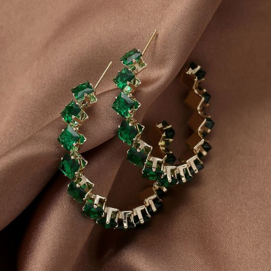 Elegante goldene Ohrringe mit grünen Akzenten