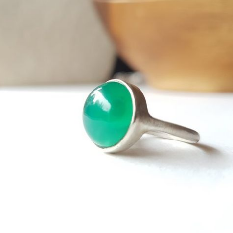 Eleganter Silberring mit funkelndem grünen Kristall