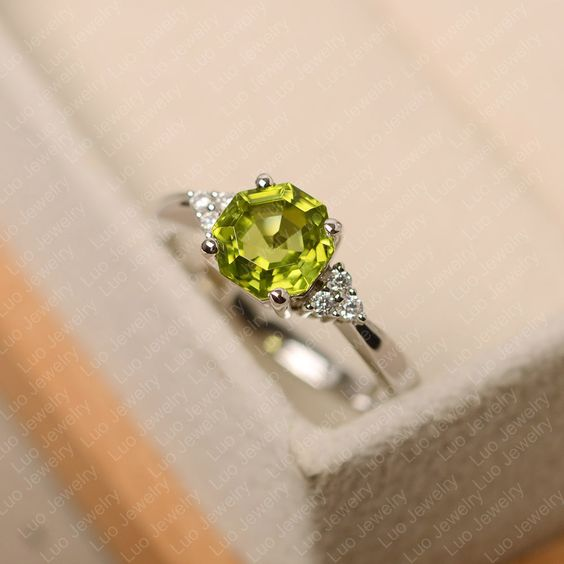 Eleganter Olivenkristallring im edlen Silberdesign