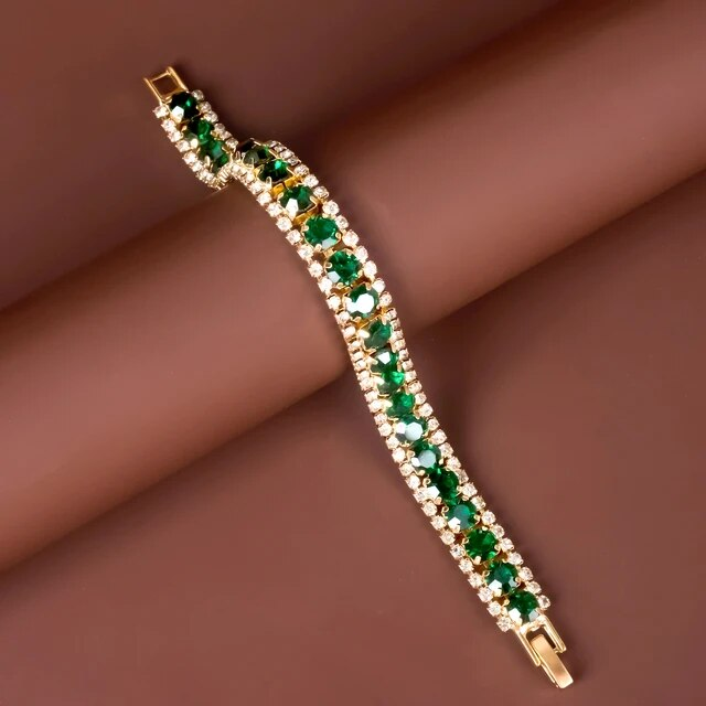 Elegantes goldenes Armband mit grünem Akzent