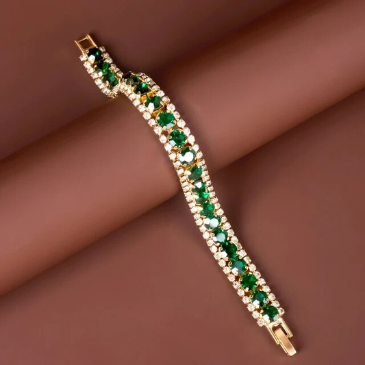Elegantes goldenes Armband mit grünem Akzent