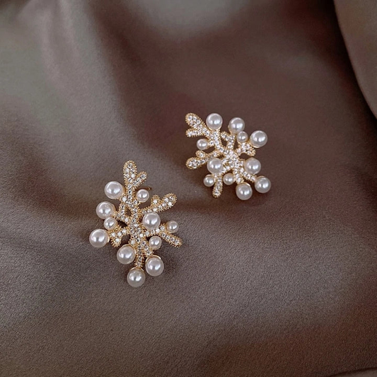 Stilvolle Ohrringe mit eleganten Korallenperlen