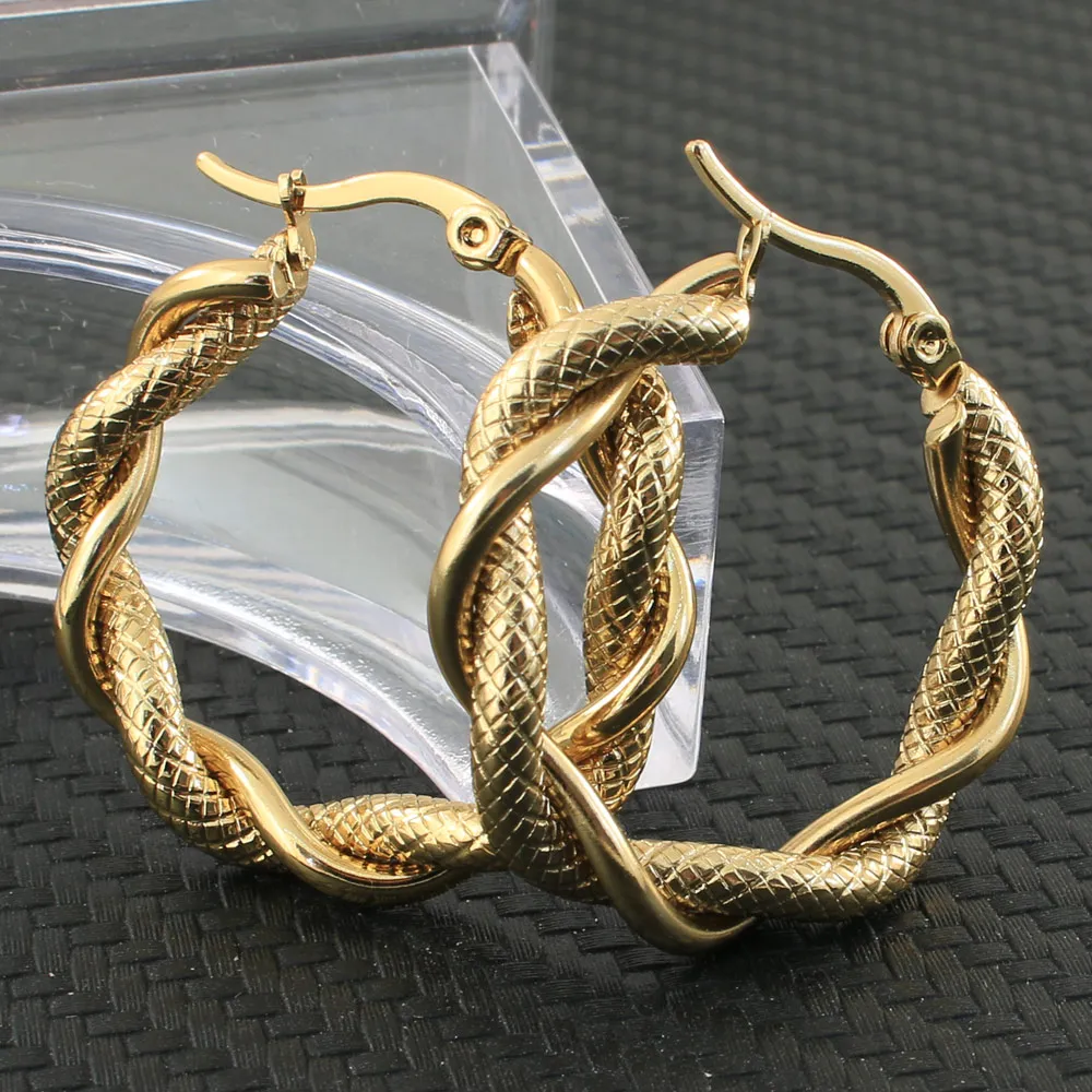 Elegante geflochtene Ohrringe in Gold-Optik