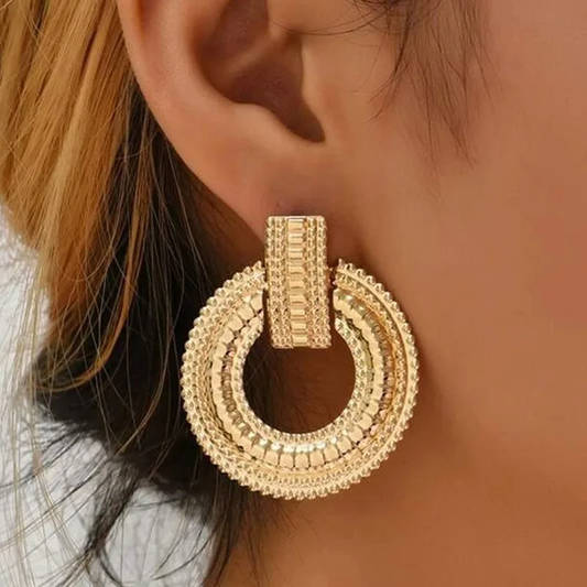 Stylische goldene hohle Mandala-Ohrringe für einen eleganten Look