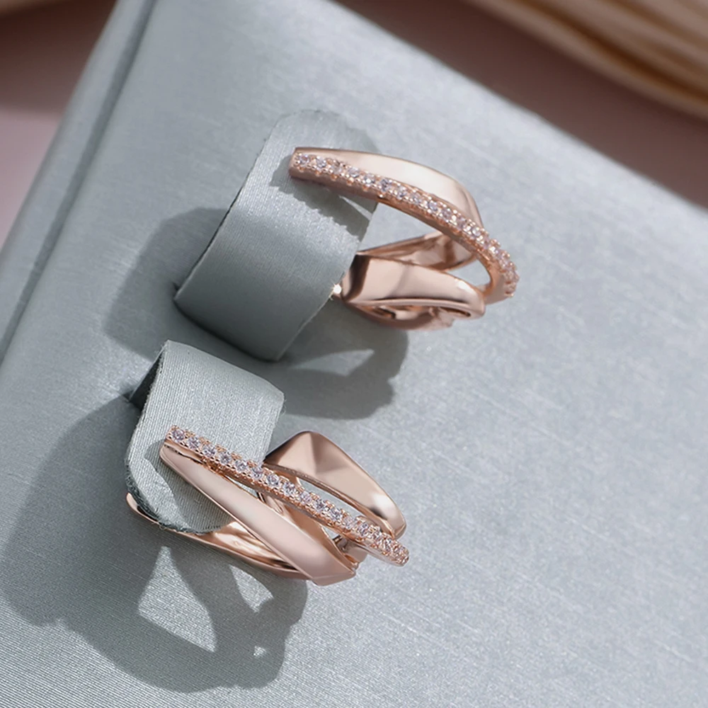 Hochwertige unregelmäßige Ohrringe in edlem Goldton