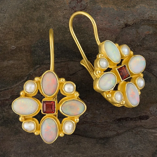 Elegante Vintage-Ohrringe mit funkelnden Perlen und schimmerndem Opal