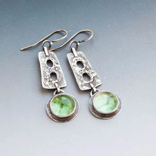 Elegante Boho-Ohrringe mit grünen Kristallen und silbernem Finish