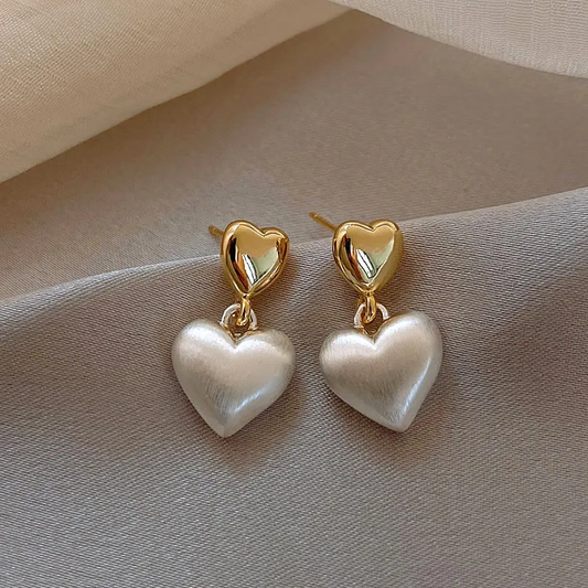 Schicke goldene Herzohrringe mit eleganten Perlenakzenten