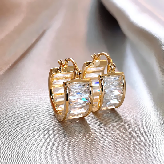 Fascinating earrings made of radiant white crystal and noble gold