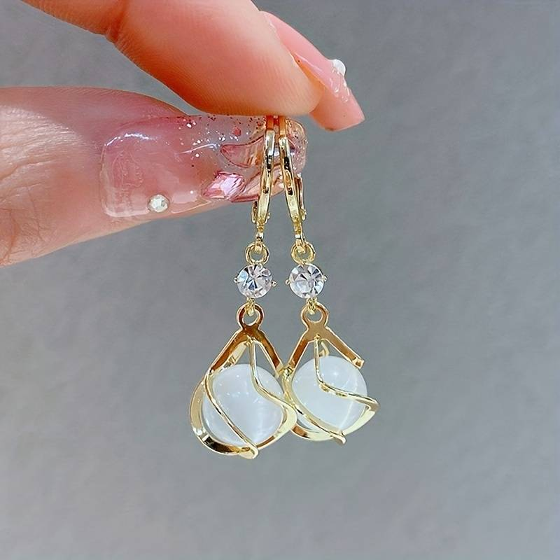 Elegante Vintage-Goldohrringe mit schimmernden weißen Opalen