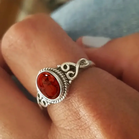 Charmanter Vintage-Ring mit leuchtendem roten Stein