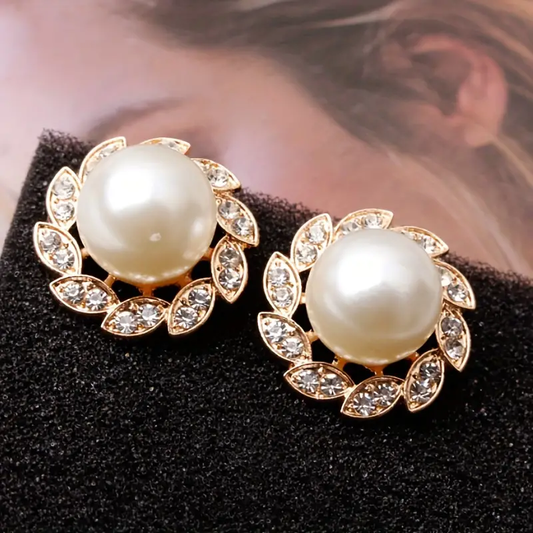 Stylische Perlenohrringe mit funkelnden Blattmotiven