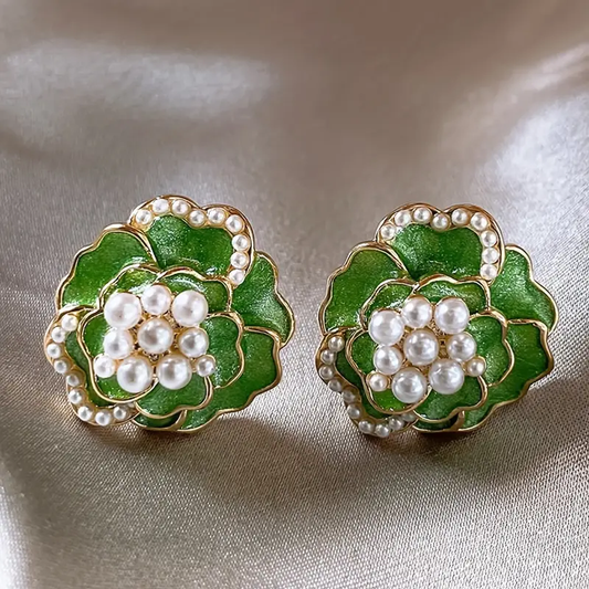 Elegante grüne Emaille-Ohrringe mit stilvollen Perlenakzenten