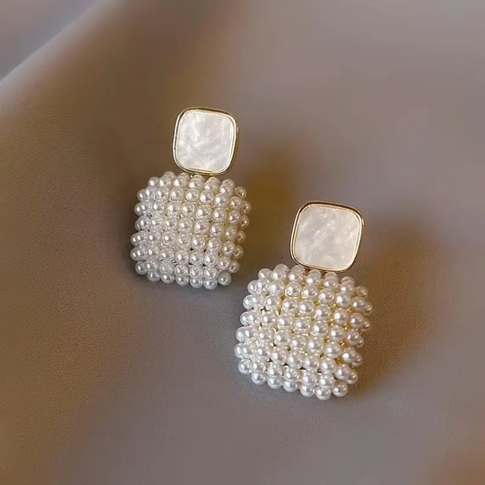 Elegante quadratische Ohrringe mit schimmernden Perlen