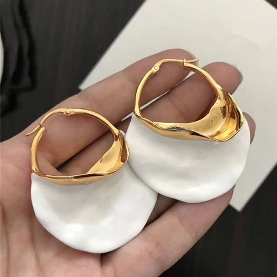 Elegante Vintage-Ohrstecker in klassischem Weiß und Gold