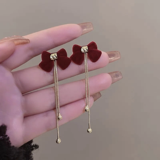 Stylische rote Ohrringe mit eleganten hängenden Schleifen