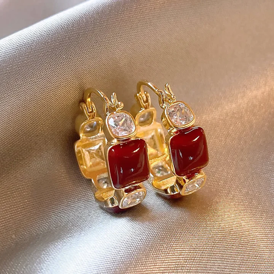Stylische rote Zirkonia-Ohrringe für einen glamourösen Auftritt