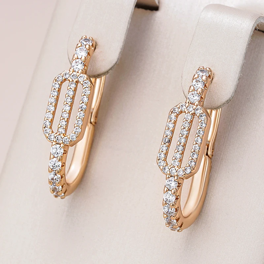 Strahlende, elegante goldene Ohrringe für einen Hauch von Luxus