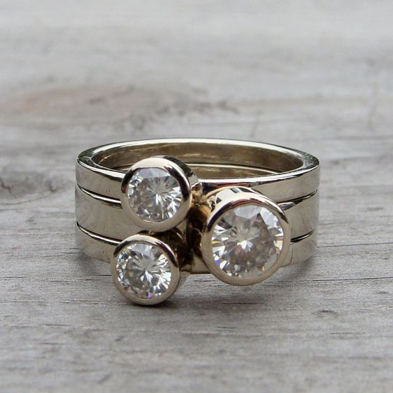 Eleganter Vintage-Ring mit funkelndem dreifachem Zirkonia-Design