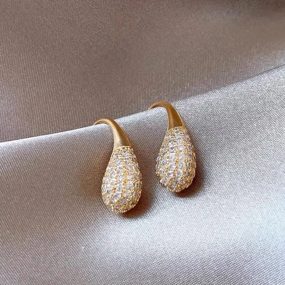 Fascinating, shimmering teardrop earrings for an elegant appearance