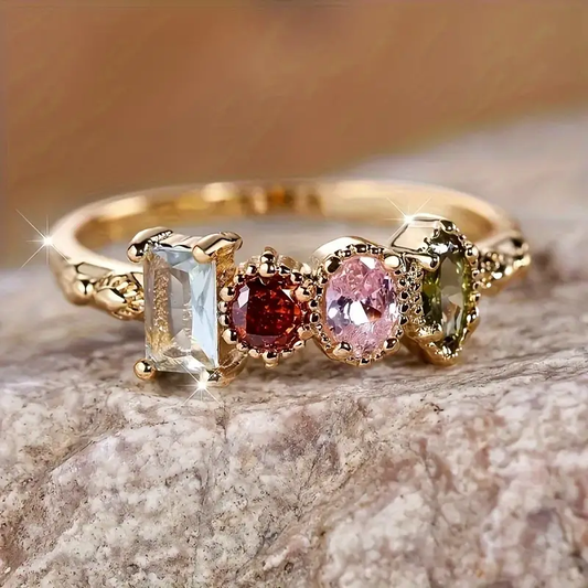 Eleganter Blumenring mit funkelnden Kristallen in edlem Gold