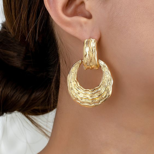 Elegante Vintage-Goldohrringe mit hohlem Design