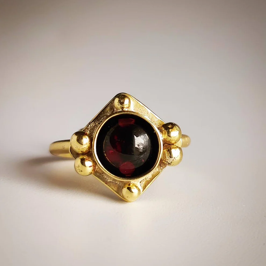 Eleganter Vintage-Ring mit feurigem roten Kristall im goldenen Design